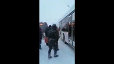 Автобусы с пассажирами массово застряли в снегу на пути в Южно-Сахалинск
