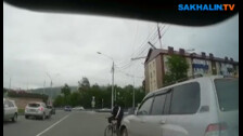 Южносахалинец ищет велосипедиста, который врезался в его машину