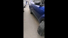 Сахалинка врезалась в припаркованный автомобиль на улице Ленина